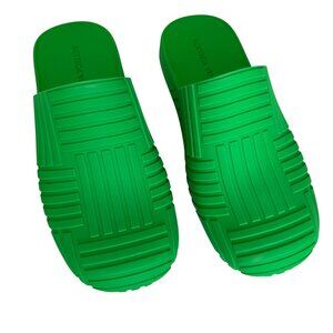 BOTTEGA VENETA 690105 Men's 'Slider' Rubber Carpet Sandals